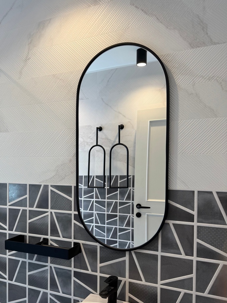 ESPEJO OVALADO CON MARCO NEGRO